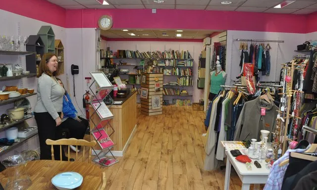 Interior d'una charity shop. Font: www.geograph.org.uk 