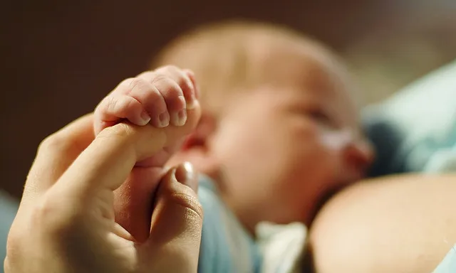 Mare alletant al seu nadó. Flickr: Sanutri Alimentación Infantil