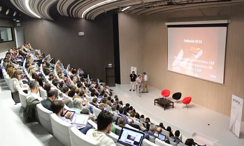 Assistents a una de les activitats innovadores d'Espiral