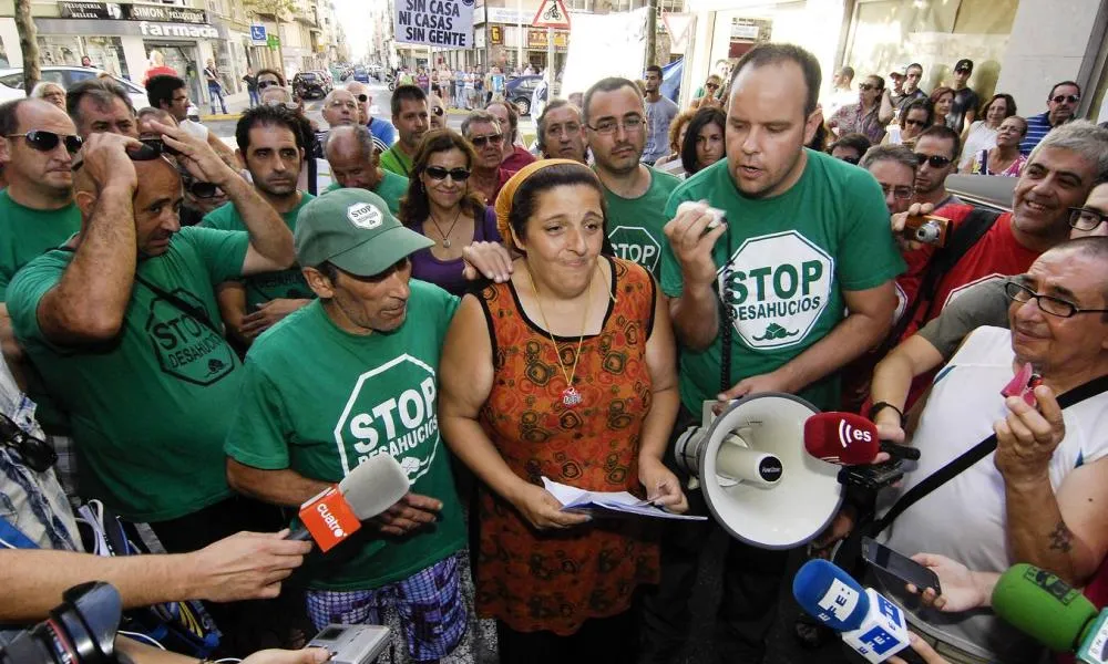 Acció de la PAH per aturar un desnonament. Font: anticapitalistes.net 