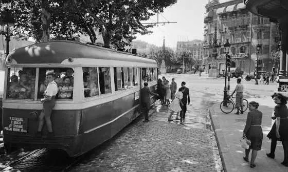 Tramvia estacionat al passeig de Gràcia a l’alçada de la Diagonal, a Barcelona entre els anys quaranta i cinquanta. Autor: L. Plasencia (IEFC)