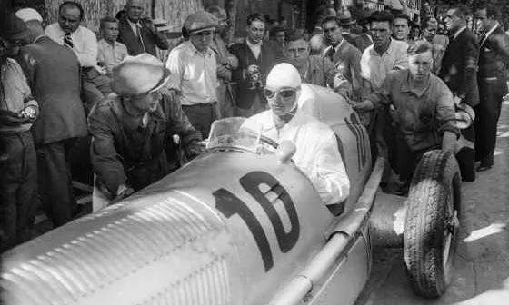 El pilot Luigi Fagioli en un Mercedes-Benz W25B durant la 6ena edició del Gran Premi de Penya Rhin, al circuit urbà de Montjuïc (1935). Autor: A.Merletti (IEFC)