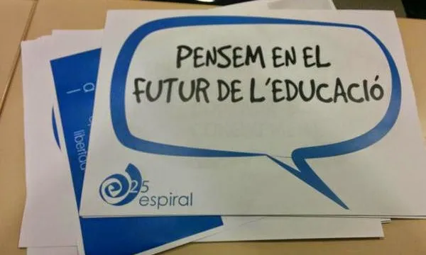 El lema de l'entitat "Pensem el futur de l'educació"