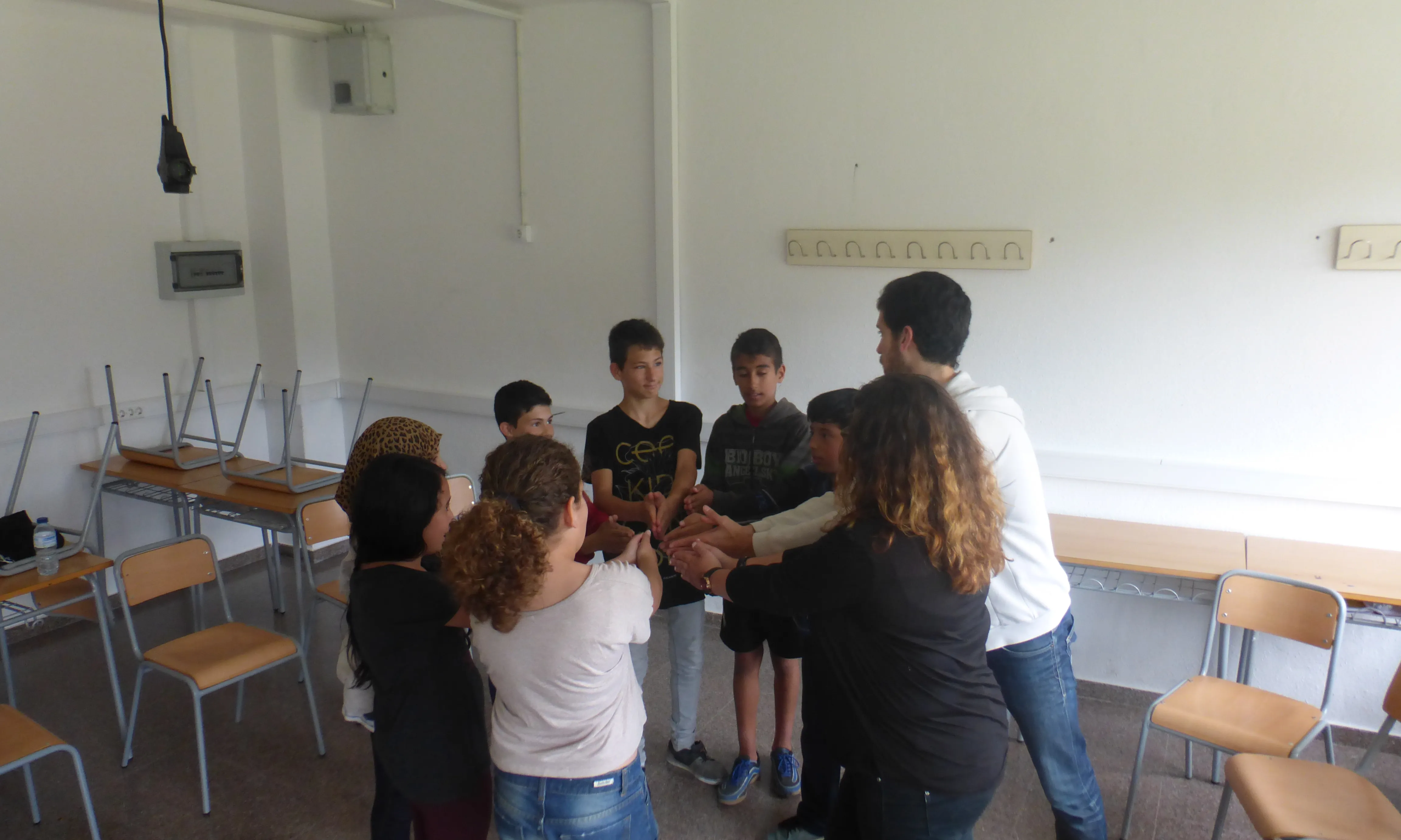 Grup de joves participants al programa UniX, jugant amb el seu monitor (Font: FAS)