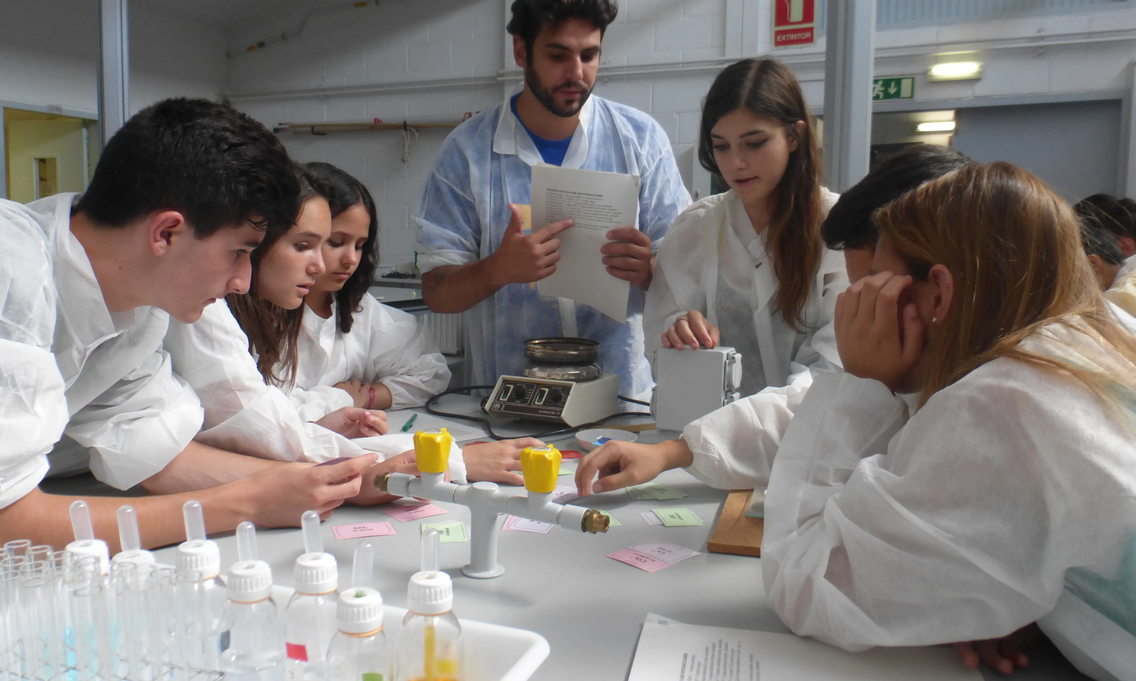 Un grup participant en el Campus Ítaca, al laboratori de química, amb el seu monitor (Font: FAS)