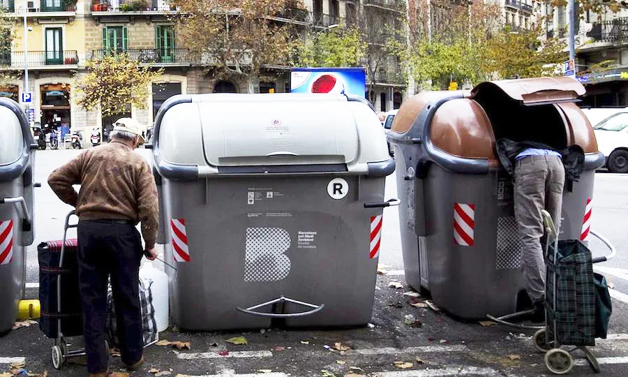 Persones buscant menjar/roba al contenidor (Font: Ara.cat)