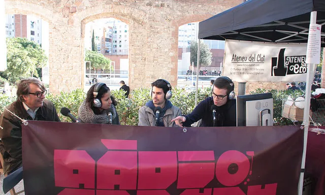Programa en directe a peu de carrer (font: Ràdio Ateneu del Clot)