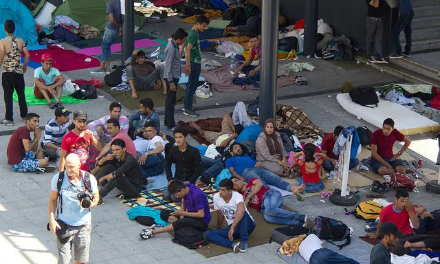 Refugiats a l'estació de Keleti (Budapest), Font: EadaoinFlynn, Flickr