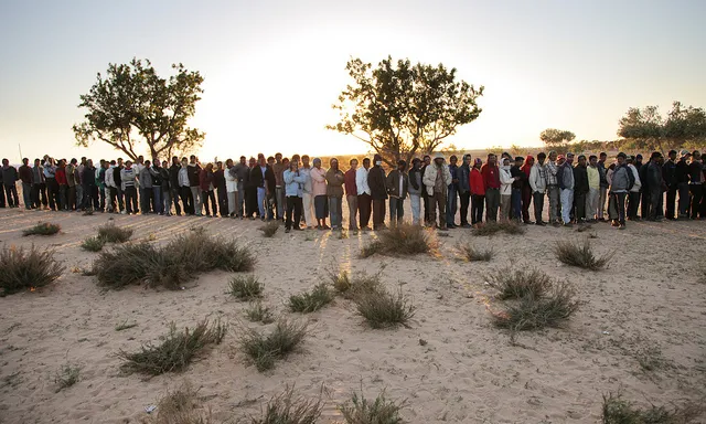 Refugiats de Líbia fent cua per rebre menjar. Font: United Nations, Flickr