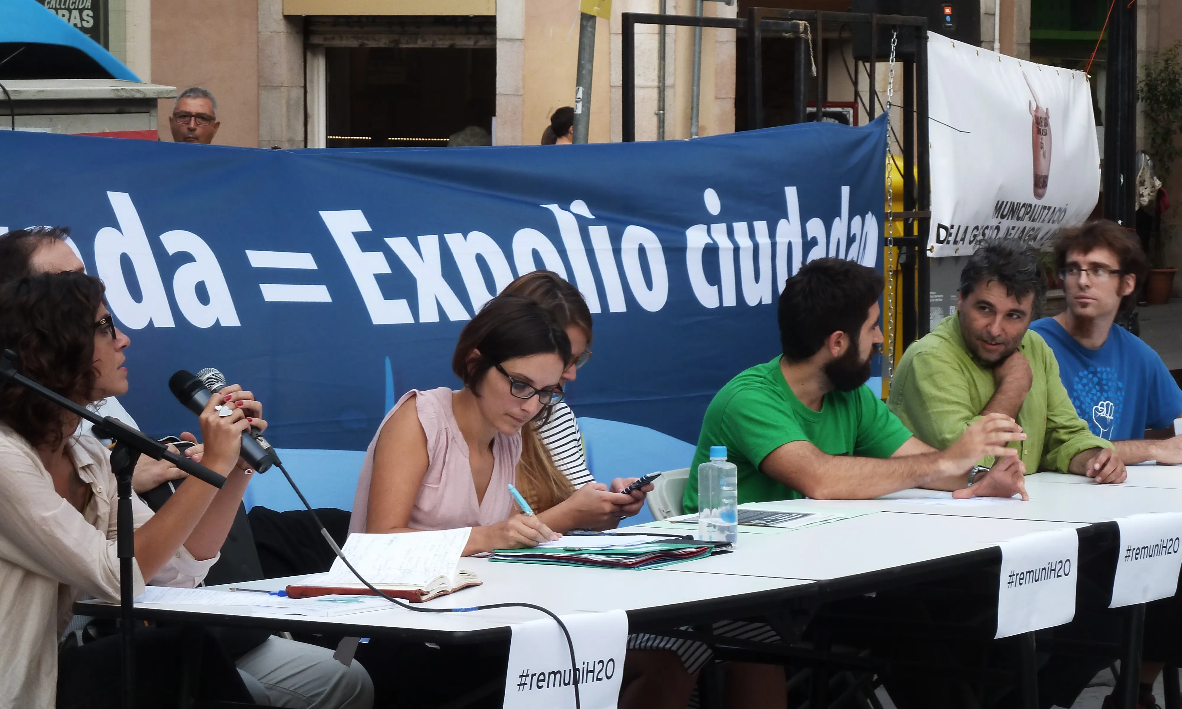 Ponents a l'acte per la remunicipalització (Font: Elena Albouy)