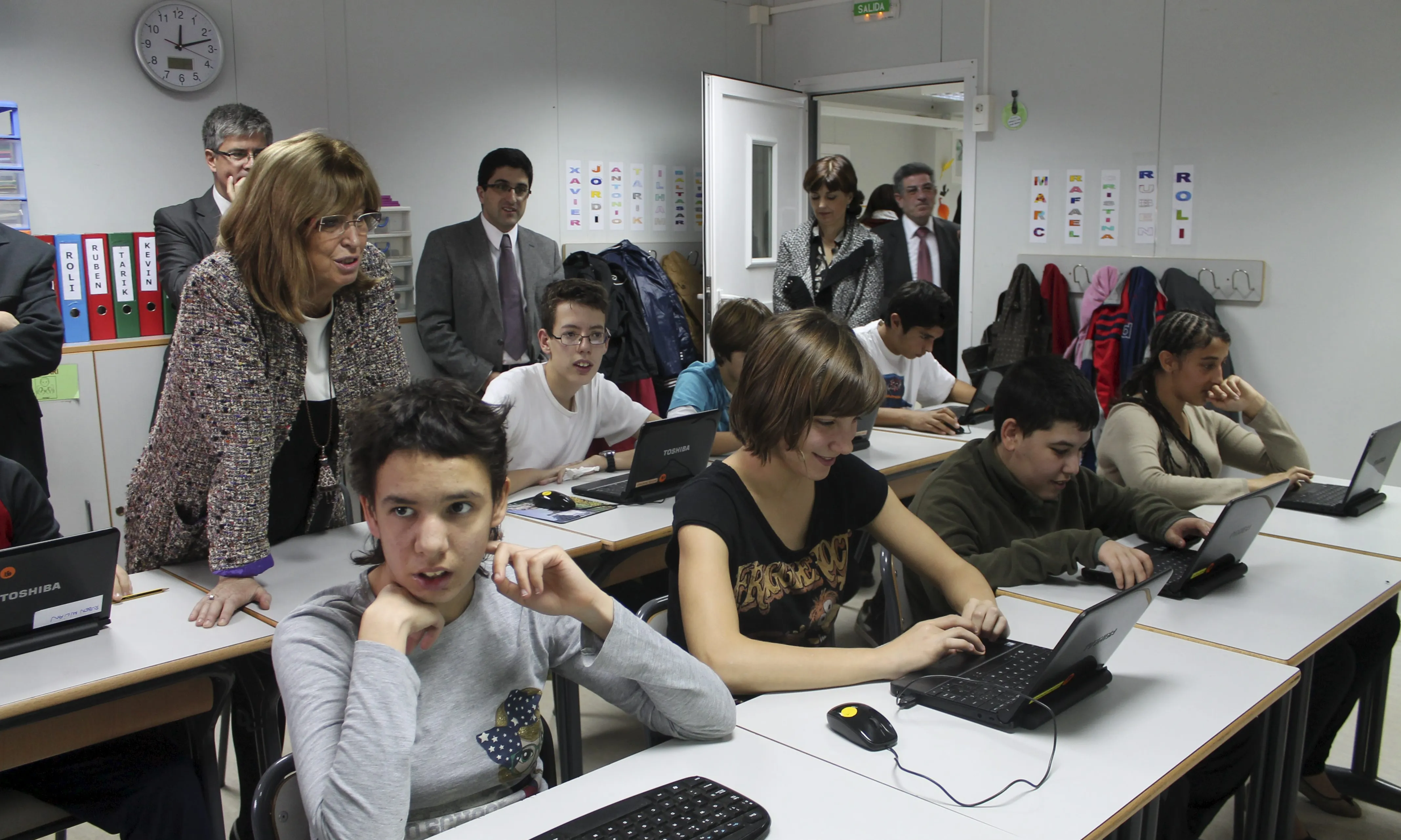 Una aula amb alumnes de l'Escola Jeroni de Moragas d'Ampans, durant la visita de la Consellera d'Educació Irene Rigau (Font: Generalitat)