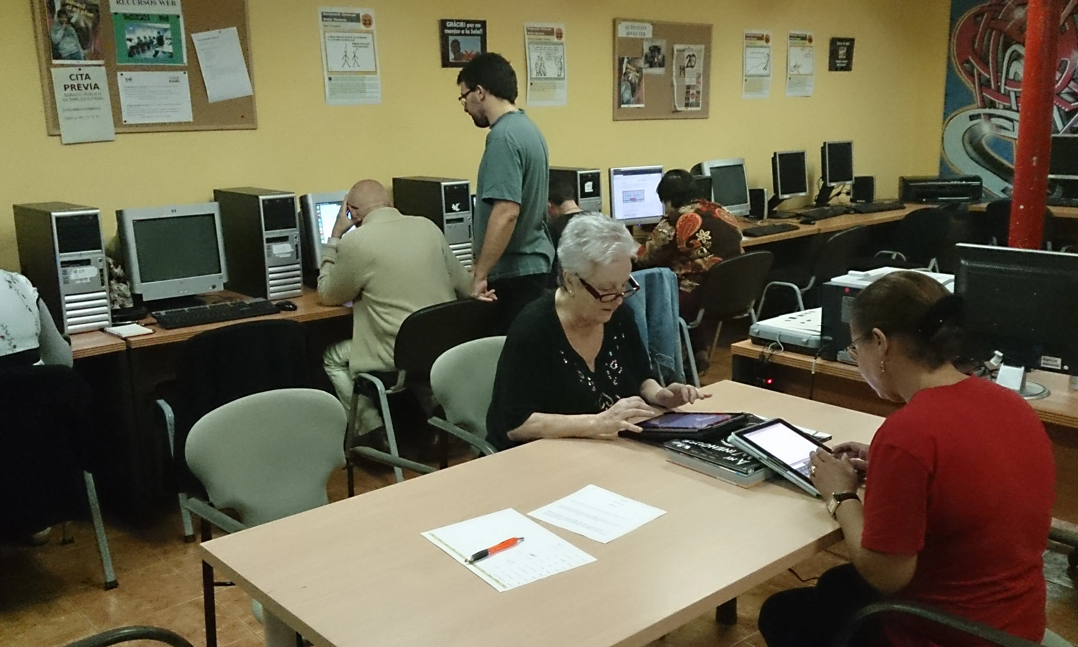 Gent gran fent servir tablets i ordinadors