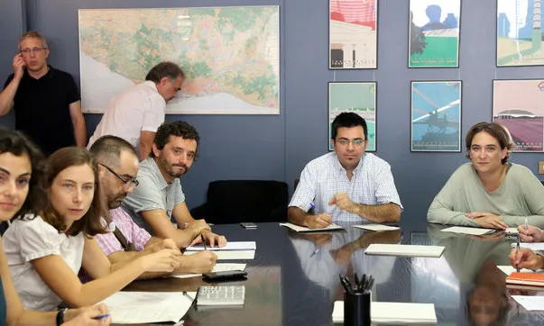 Ada Colau i Gerardo Pisarello a la reunió amb entitats d'ajut als refugiats. Font: eldiario.es