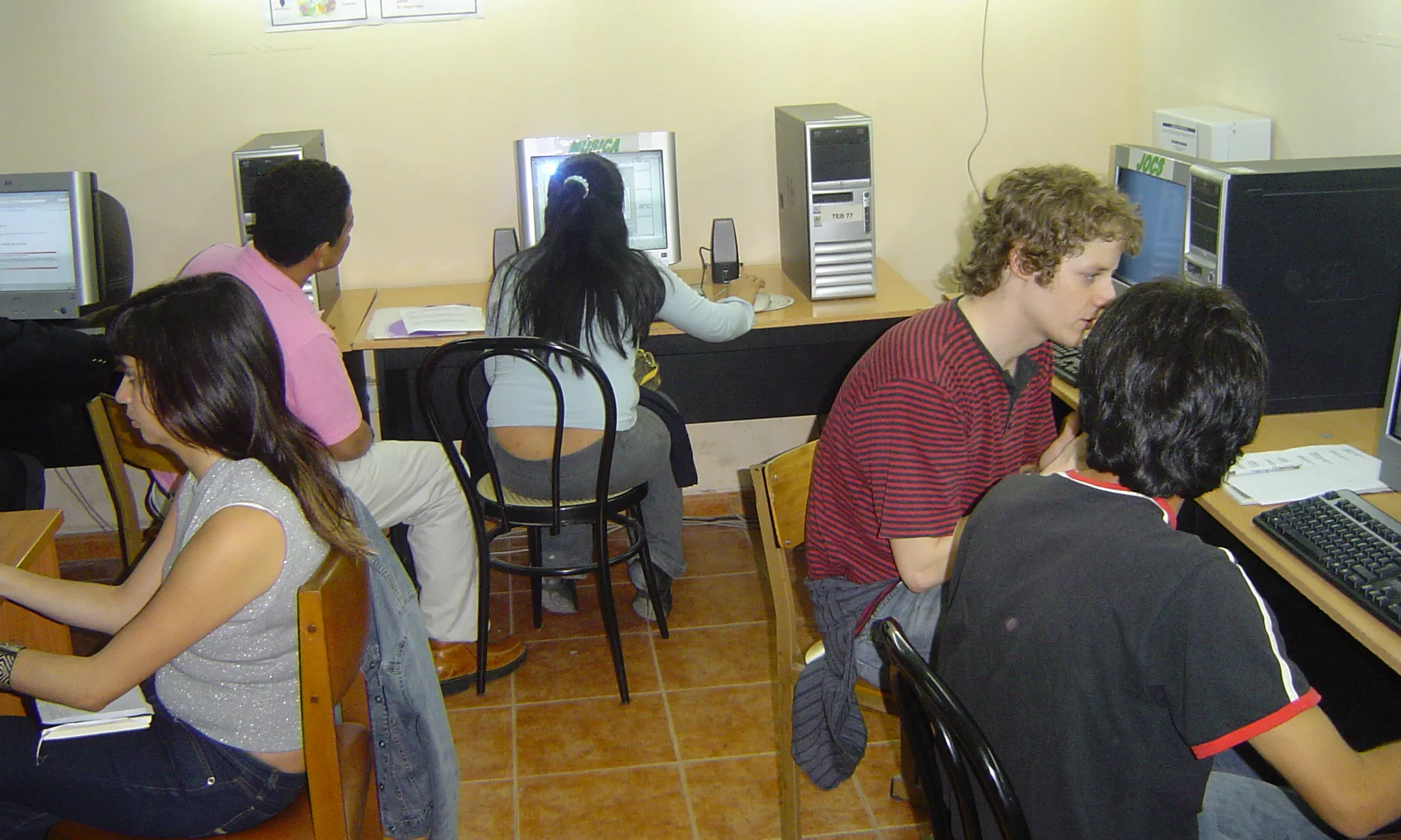 Joves fent servir els ordinadores en un telecentre