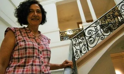 La directora del col·legi a les escales de l'edifici. Font: Zonasec. Autor: Jordi Molina