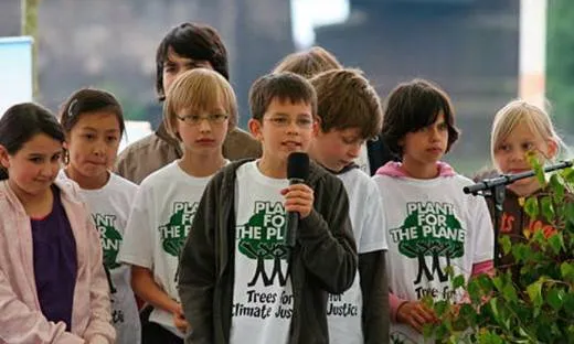 El fundador de la ONG Felix Finkbeiner i altres nens. Font: Google imatges