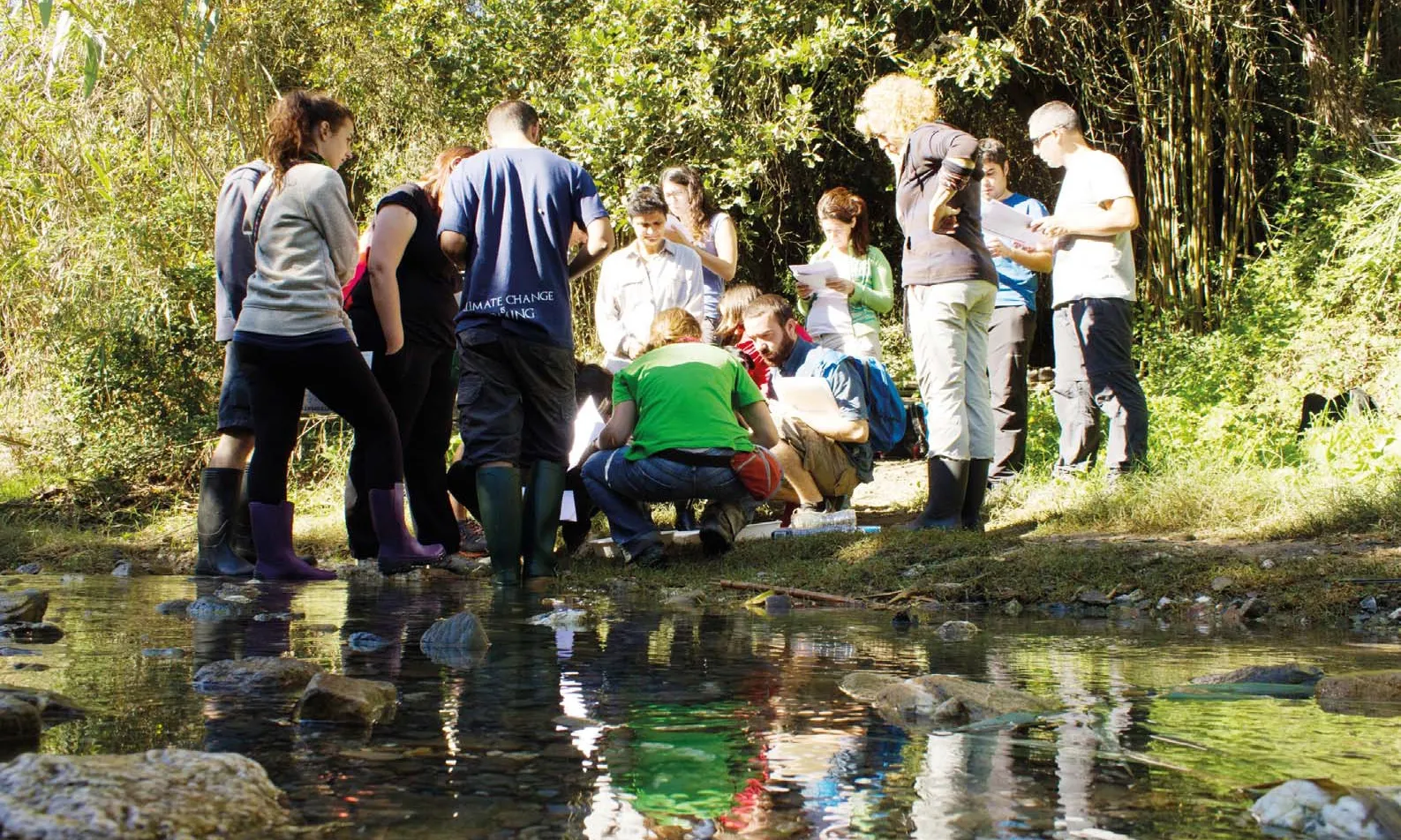 Un grup de voluntaris durant una inspecció del Projecte Rius (imatge: Associació Habitats)