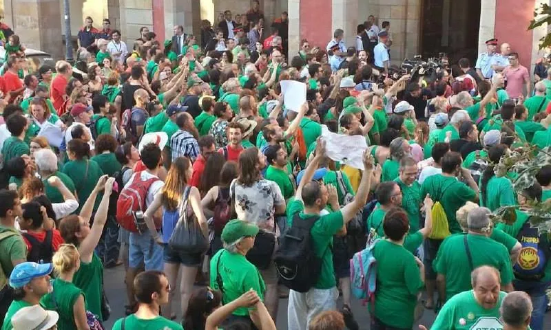 Persones congregades a l'exterior del Parlament