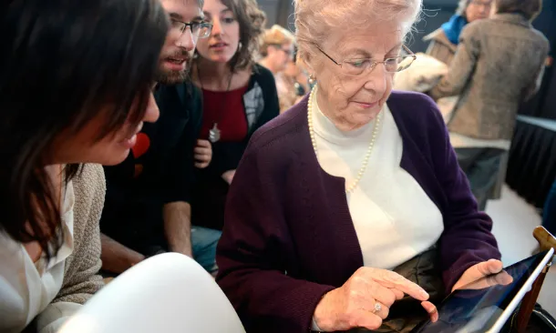 Dona gran amb una tablet. Font: Vincles BCN