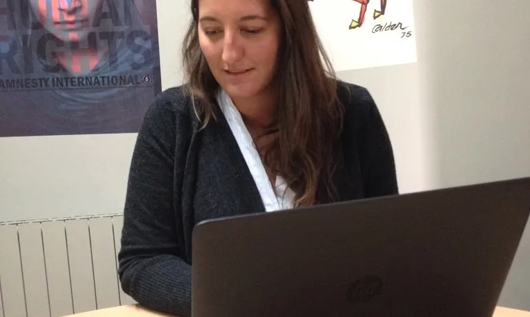 Adriana Ribas treballant. Font: Amnistia Internacional Catalunya