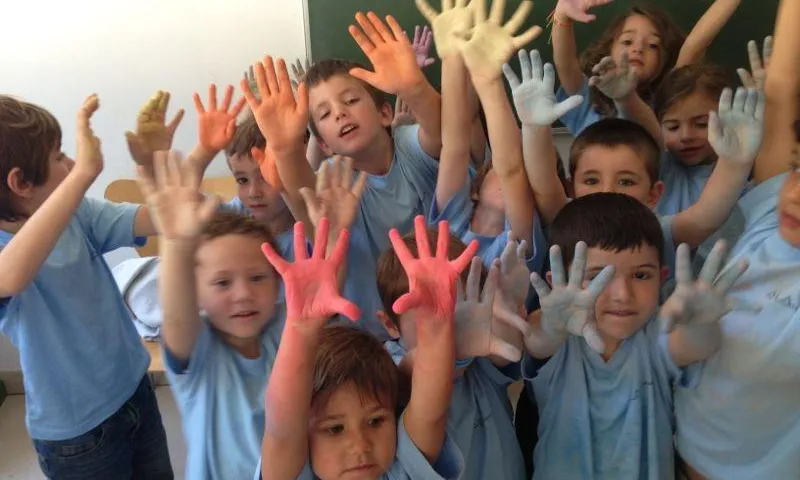 Nens amb les mans enlaire. Font: web aula-ee.com