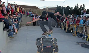 Els joves de Palafrugell organitzats en l'entitat BraveSkate per promoure el monopatí (imatge:palafrugell.cat)