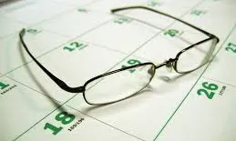 Imatge d'un calendari amb unes ulleres a sobre. Font: web rockaprend.blogspot.com