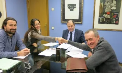 Paisatges Vius signant un acord de custòdia amb un proprietari de l'estany del Coll (imatge:paisatgesvius.org)