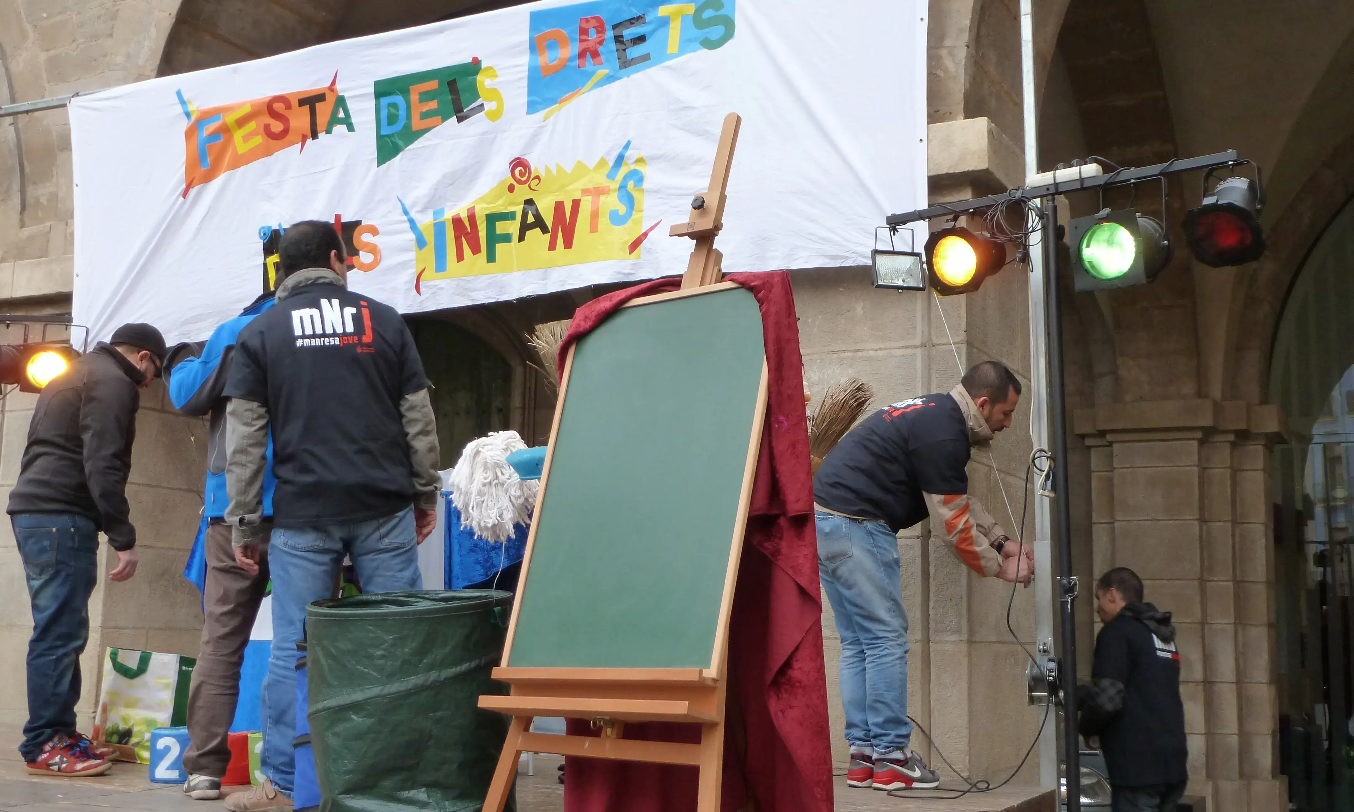 Participants de l’Entre Tothom en el Muntatge de la Festa dels Drets dels Infants a l’Ajuntament de Manresa (Font: Ajuntament de Manresa)