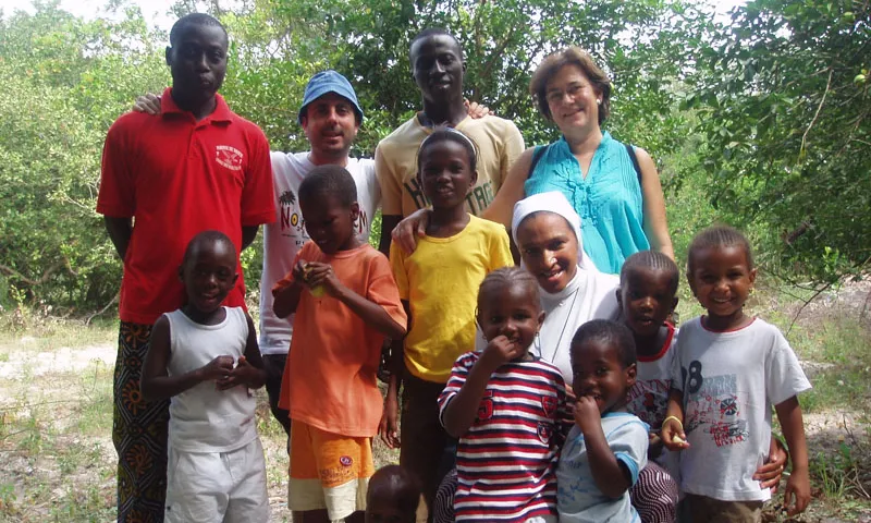 Voluntaris i infants del Senegal. Font: Babel Punto de Encuentro