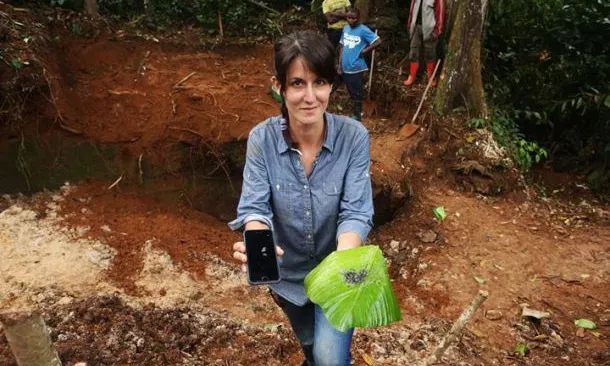 La periodista Gemma Parellada mostrant coltan.