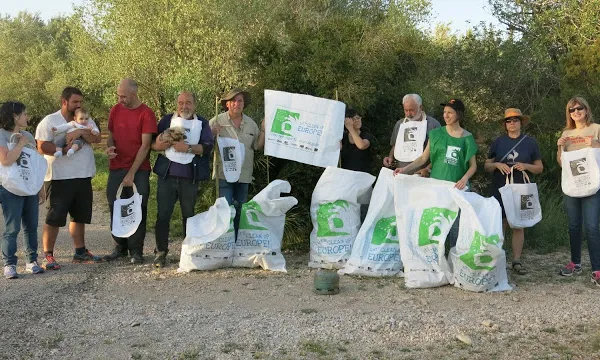 Voluntaris en una jornada de neteja als Tolls de Sant Antoni de Roquetes (imatge:graëllsia.org)