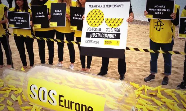 Acció d'un grup de voluntaris. Font: grups.amnistia catalunya