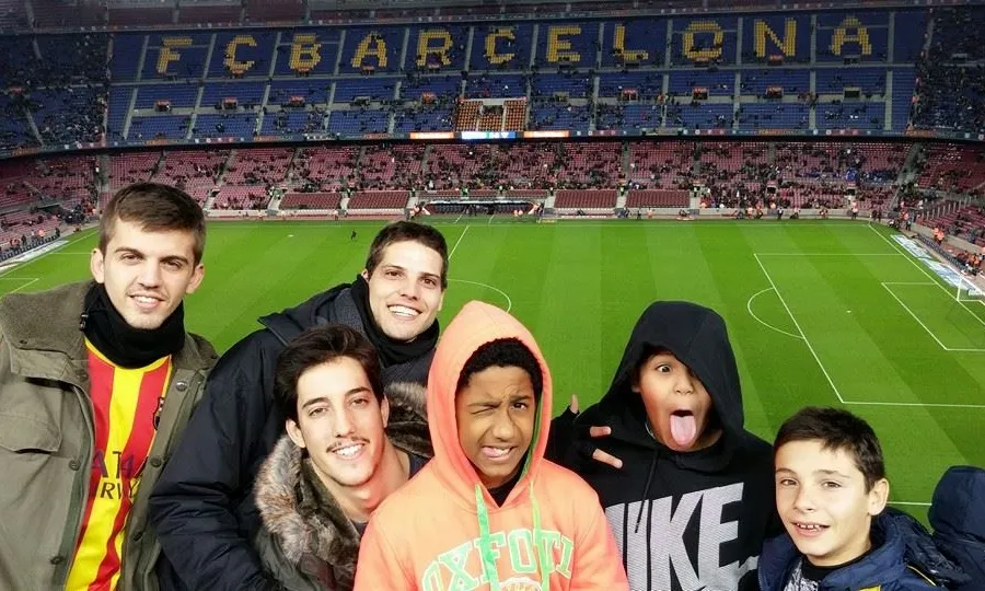 Grup de joves universitaris i nois mentorats al Camp Nou (Font: Projecte Rossinyol)