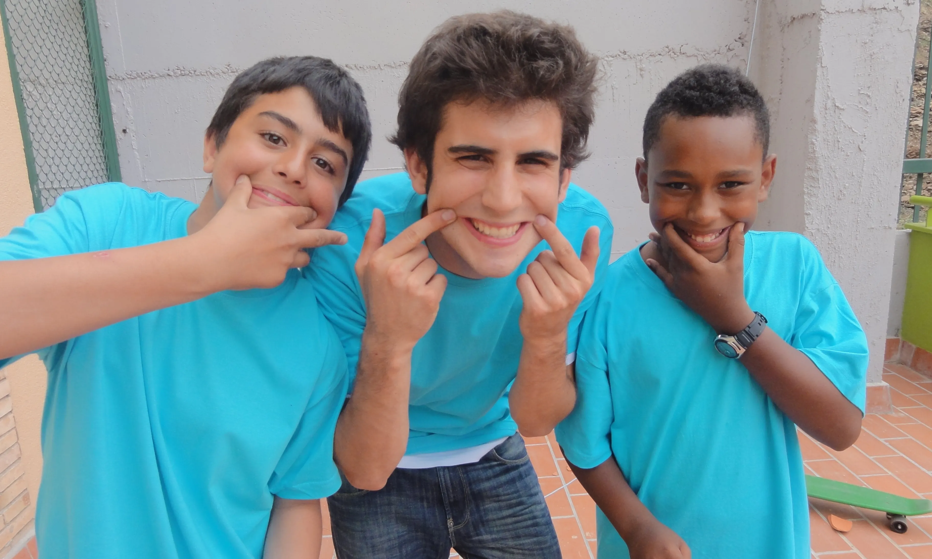 Un jove amb dos infants (Font. UPF Solidària)