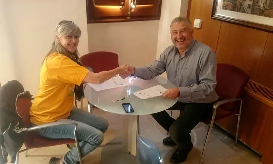Montse Garcia de l'Associació Mediambiental la Sínia signant l'acord de custòdia amb l'alcalde del Catllar Antonio López.(imatge:riugaia.cat)