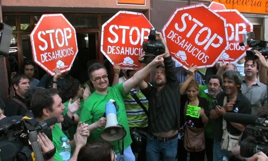 Concentració de persones contra un desnonament. Font: web republica.es