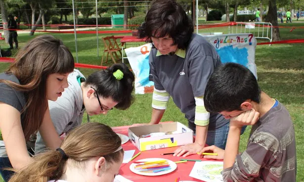 Monitores amb infants. Font: Fundesplai