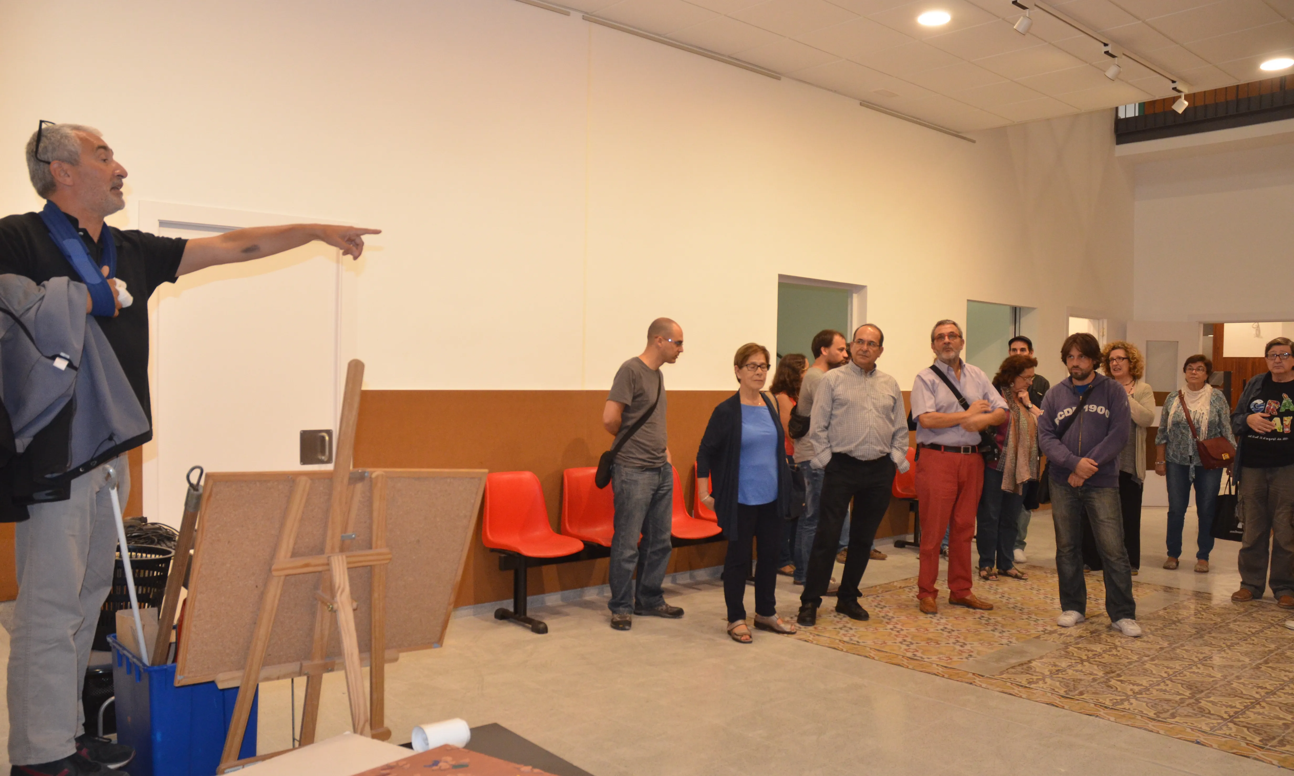 Hosta va fer de guia a les entitats gracienques a la preinauguració de l'octubre (FAC).