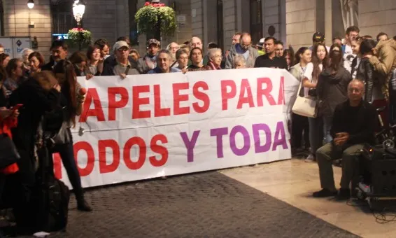 Imatge de la concentració per demanar el tancament del CIE. Font: web publico.es