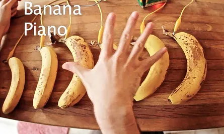 Mitjançant Makey Makey i uns plàtans, podreu crear un piano. 
