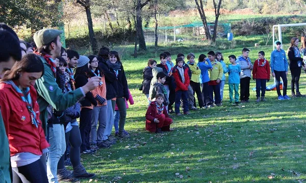 Infants, joves i caps de l'AEiG Sant Ferran en una sortida. Foto: MEG.