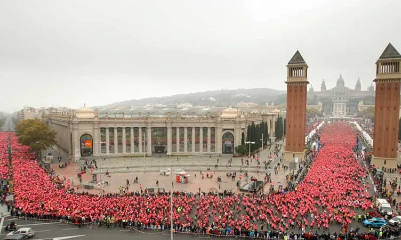 Imatge la Fira de Barcelona envoltada de les participants vestides amb la samarreta rosa. Font: SportLife