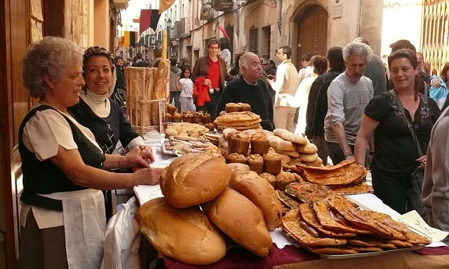 Fira Medieval de Montblanc durant la Setmana de la Llegenda de Sant Jordi. Font: Calafellvallo, Flickr