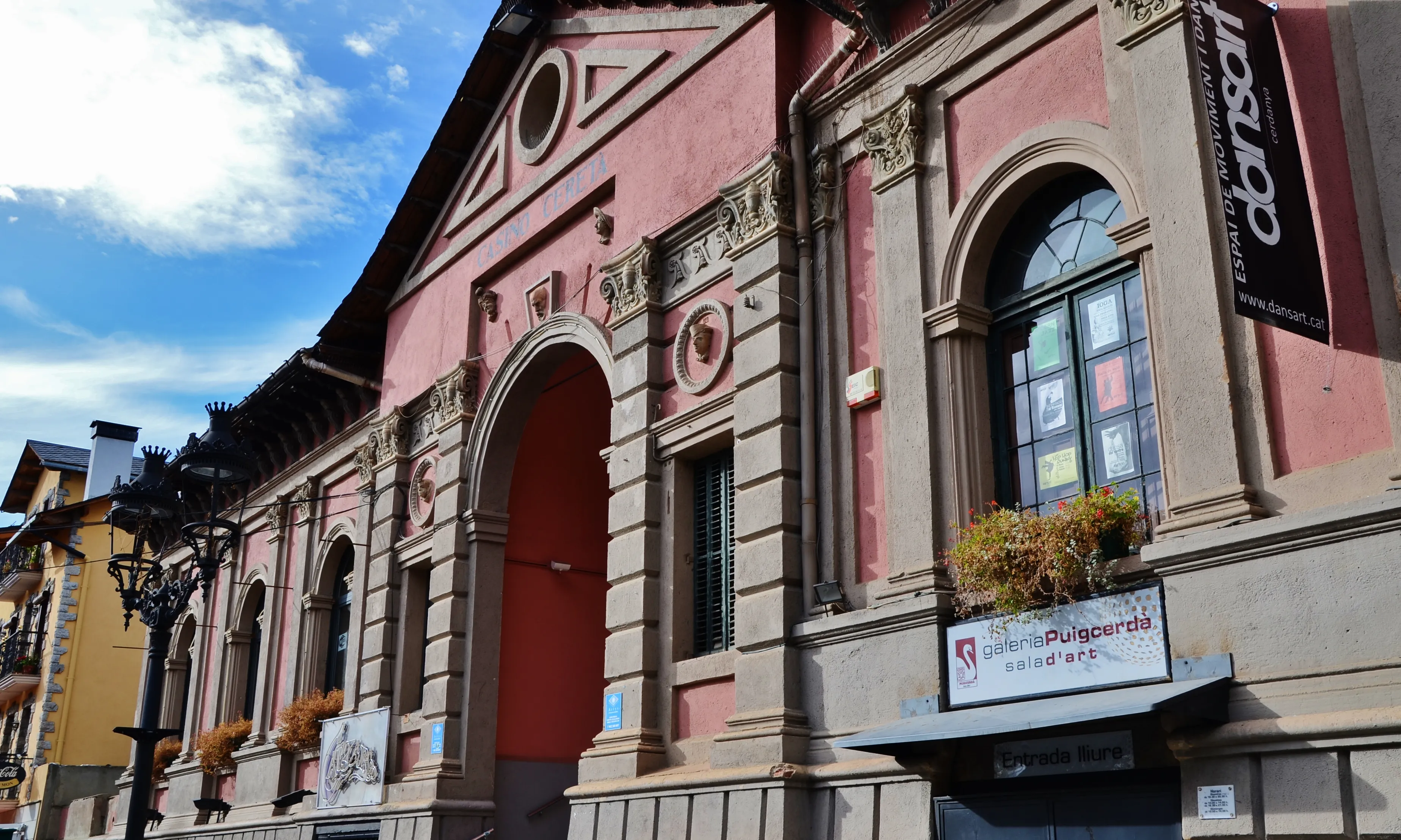 El Casino ceretà té més d'un segle d'història.