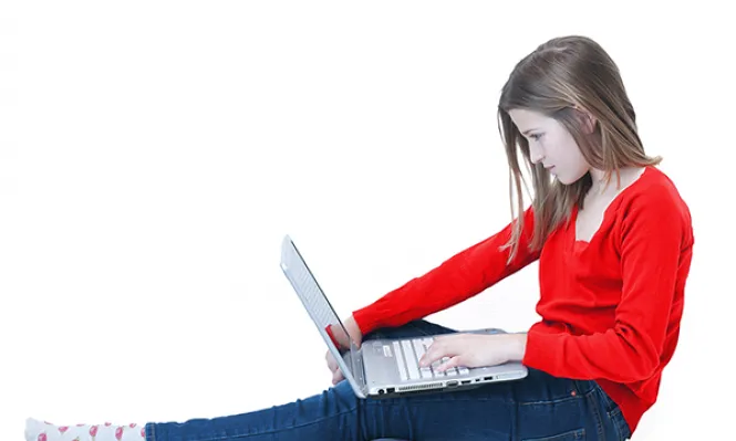 Nena utilitzant un portàtil. Font: web fapel.net