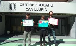 Centre Can Llupià, amb un voluntari i una voluntària de la FAS del curs 2013-14 i un professor de la UAB que va impulsar un taller de pintura creativa 