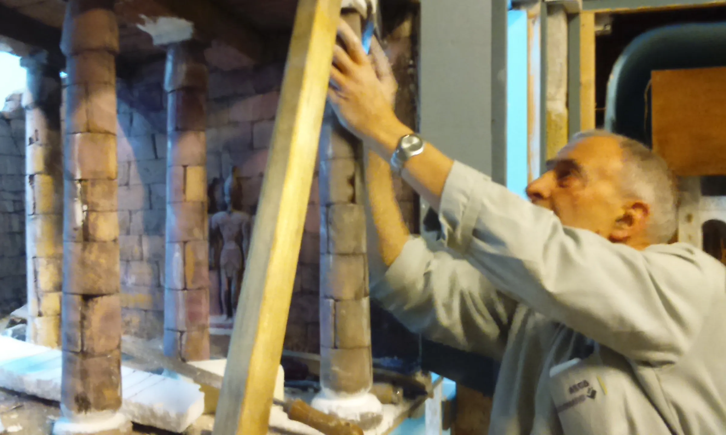 Artesans treballen al taller els últims detalls abans de la inauguració del 28 de novembre (font: FAC).