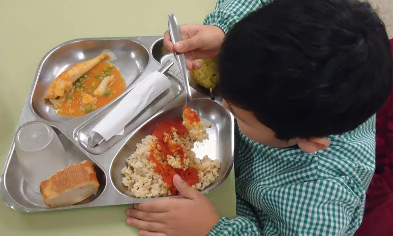 Un infant durant un àpat a l'escola imatge d'EDUCO, entitat també participant al Dia per Donar  (Font: Giving Tuesday)