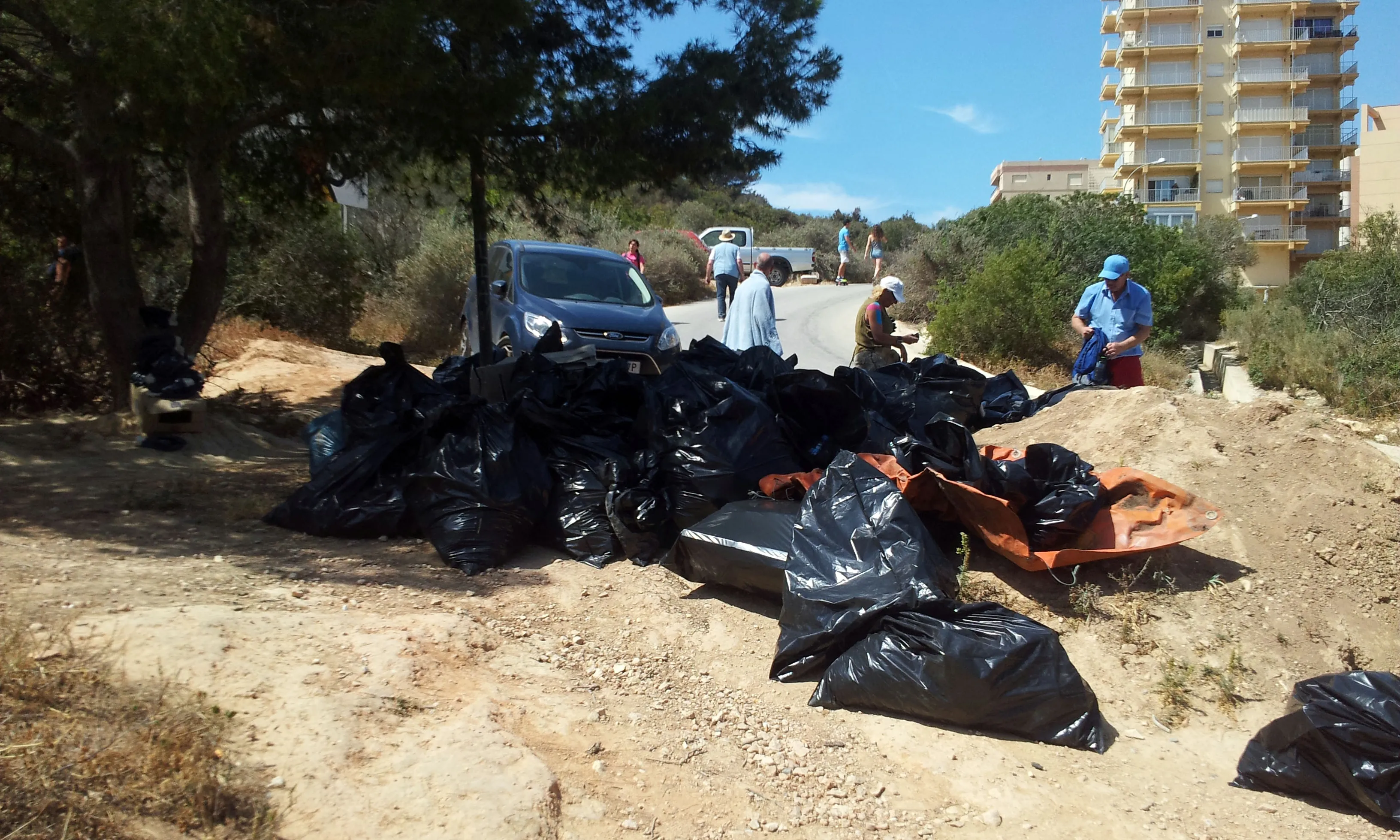 Bosses d'esombraries recollides a Penyal de Ifac a la jornada Clean Up Europe 2014